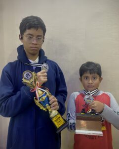 Juara 1 Robot Sumo SMA: Kolaborasi Akbar dan Damar (SMA Unggulan Al Azhar & MIS Al Ikhwan Tanjung Morawa).